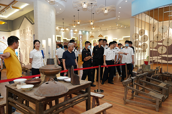 “助力鄉(xiāng)村振興，踐行艱苦奮斗” 將新員工黨性教育活動(dòng)搬到對(duì)口幫扶村.jpg