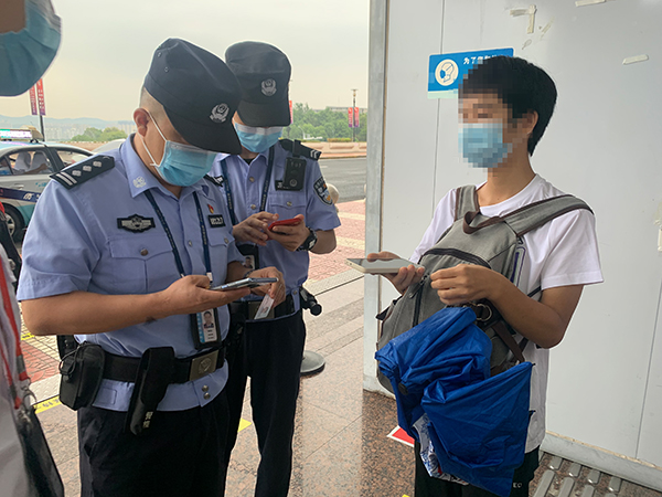 安檢站查獲一旅客冒用他人健康碼、核酸證明副本.jpg