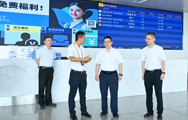 李云在綿陽機(jī)場集團(tuán)調(diào)研
